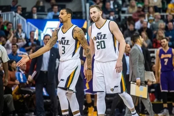Danilo Gallinari đang thảo luận chiến lược với huấn luyện viên